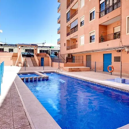 Sunny In With Pool Near The